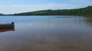 Baharda Kanada kırsalında büyük bir nehrin manzarası