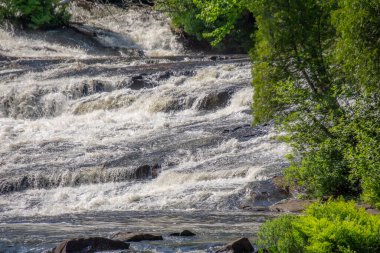 Dağlardaki bir nehirde şelale