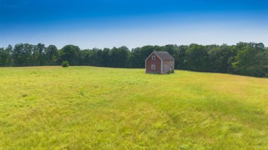 Yeşil bir alanın dikey görüntüsü ve ıssız bir ev