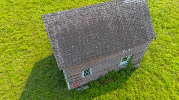 Eine Vertikale Aufnahme Von Einem Grünen Feld Mit Einsamen Haus — Stockfoto