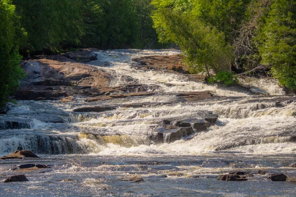 Día Tiro Río Que Fluye Las Montañas Entre Bosque — Foto de Stock