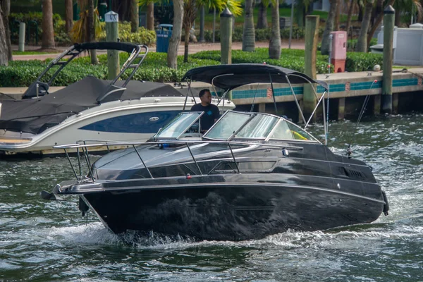 Fort Lauderdale, Florida, ABD - 02 26 2023. Kanaldaki güzel tekne.