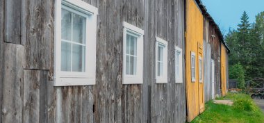 Köydeki ahşap barakanın gündüz çekimi.