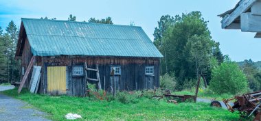 Köydeki ahşap barakanın gündüz çekimi.