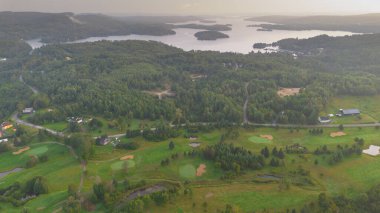 Quebec 'te güzel bir Kanada golf kulübünün hava manzarası.