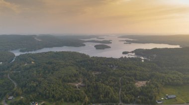 Quebec eyaletindeki güzel bir Kanada orman nehrinin hava manzarası.