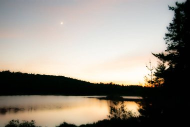 Quebec eyaletindeki güzel Kanada orman nehrinde gün batımı
