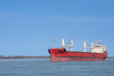 Kanada, Quebec 'teki Saint Lawrence Nehri' ne demir atmış büyük bir gemi.