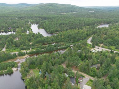 Quebec eyaletindeki güzel bir Kanada orman nehrinin hava manzarası.