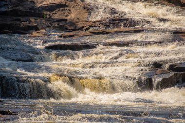 Kanada 'da Quebec' te güzel bir nehirde şelaleler.