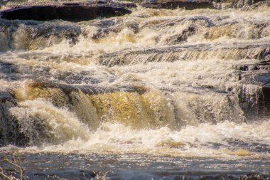 Kanada 'da Quebec' te güzel bir nehirde şelaleler.