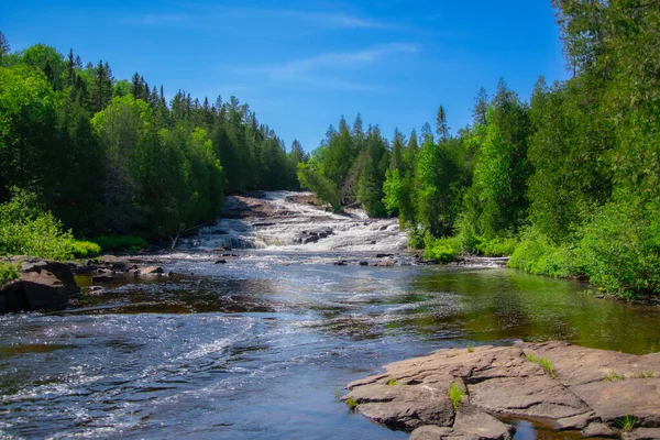 Kanada 'da Quebec' te güzel bir nehirde şelaleler.