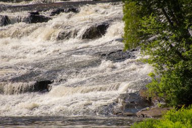Kanada 'da Quebec' te güzel bir nehirde şelaleler.