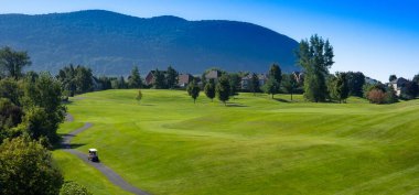 Güneşli sabahın erken saatlerinde Quebec, Kanada 'da bir golf sahasında