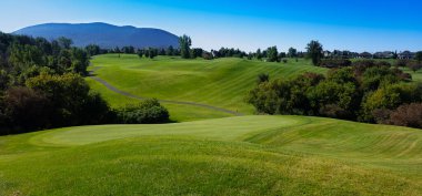 Güneşli sabahın erken saatlerinde Quebec, Kanada 'da bir golf sahasında