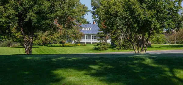 Yazın Quebec 'teki güzel Kanada kır evi.