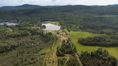 Lanaudiere bölgesindeki Quebec 'te güzel bir Kanada vadisinin hava manzarası.