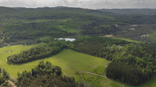 Lanaudiere bölgesindeki Quebec 'te güzel bir Kanada vadisinin hava manzarası.