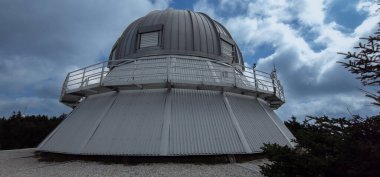Mont Megantic 'in Quebec, Kanada' daki zirvesinde gözlemevi