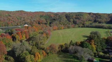 Renkli ağaçlarla dolu güzel sonbahar manzarası