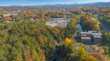 Güzel sonbahar manzarası Köyde ağaçlar var