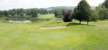 Sonbahar mevsiminde golf sahasının havadan görünüşü