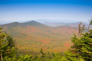 Güzel Jay Peak dağ manzarası sonbaharda