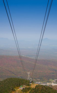 Dağlardaki teleferik.