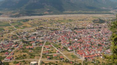 Dağlardaki bir şehir manzarası