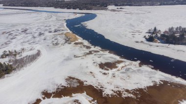 Das gefrorene Eis auf dem See