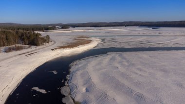 Das gefrorene Eis auf dem See