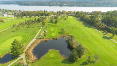 Göllü ve parklı golf sahasının havadan görünüşü