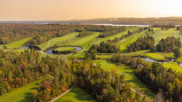 Yazın gölü olan güzel golf sahasının havadan görünüşü.