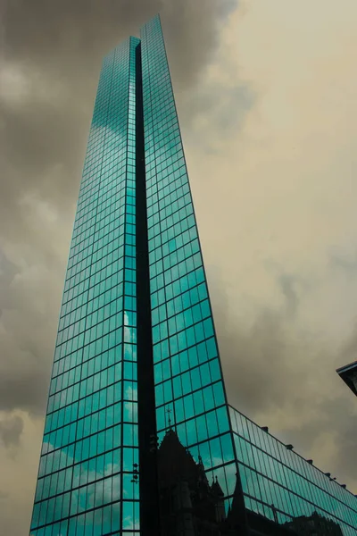 John Hancock Kulesi, Boston, ABD 'de. Resmi adı Hancock Place olan 790 feet (241 m) lik 60 katlı bir gökdelendir. 