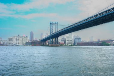 New York Şehri gökyüzü bulutlu Brooklyn Köprüsü ile gökyüzü