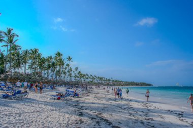 Punta Cana, Dominik Cumhuriyeti sahilindeki insanlar