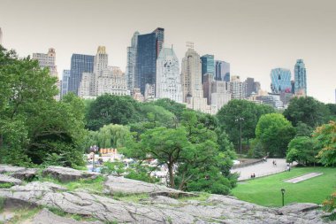 Manhattan 'daki Central Park. Güneşli güzel bir günde, New York..