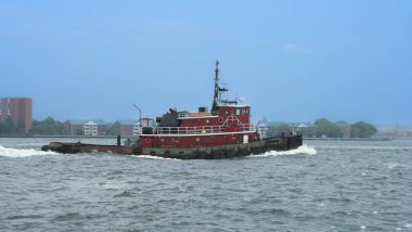 Limandaki denizde bir tekne.