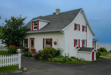 Kırsal alanda beyaz ev manzarası  