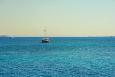 Mavi deniz teknede