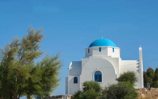 Vista Una Pequeña Iglesia Típica Las Islas Griegas Del Mar — Foto de Stock