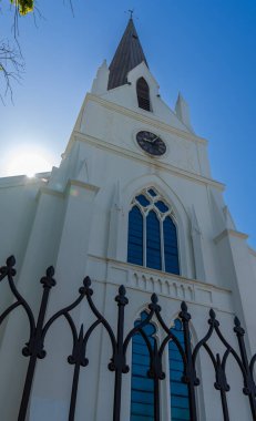 Stellenbosch 'ta güneşin altında küçük şirin bir kilise. Güney Afrika.