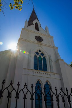 Stellenbosch 'ta güneşin altında küçük şirin bir kilise. Güney Afrika.