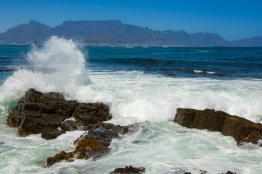 Kayalık deniz kıyısının güzel manzarası