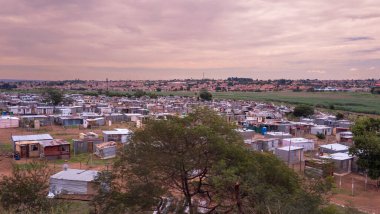Güney Afrika 'nın Johannesburg kenti yakınlarında ünlü bir kasaba olan Soweto' nun manzarası