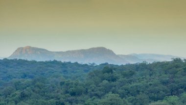 Burgersfort, Limpopo ilinin Fetakgomo Tubatse ilçesindeki Bushveld kompleksinin kıyısındaki Spekboom Nehri vadisinde yer almaktadır.