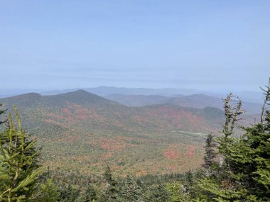 ABD 'de Jay Peak turizm sahasının etrafına sonbahar rengi
