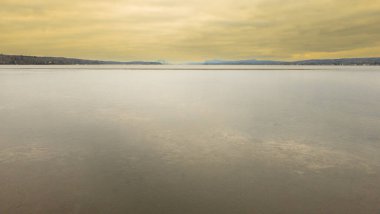 Aralık sonu gökyüzü Quebec, Kanada 'daki Memphremagog Gölü' nün kıyısında.