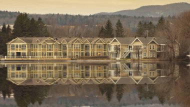 Aralık sonu gökyüzü Quebec, Kanada 'daki Memphremagog Gölü' nün kıyısında.