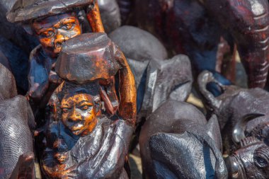 Güney Afrika 'da bir büfede çok güzel seyahat hediyeleri var.